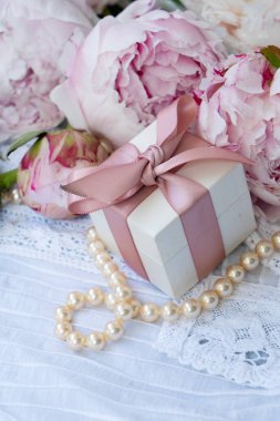 Taze şakayık çiçekleri dantel arka planda hediye kutusuyla, kapalı manzara, yaz arkaplanı