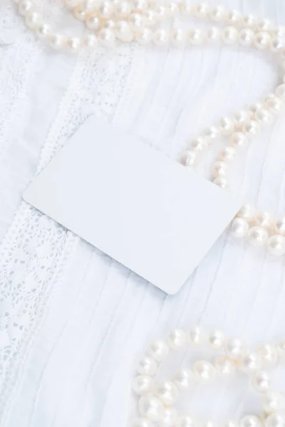 Snow White Pearl Jewellery Styled Stock Scene Wedding Invitation Product — 图库照片