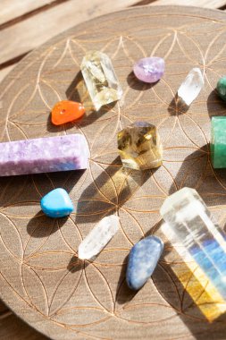 Gemstone mineralleri hayat çiçeğinin üzerinde, parlak bir şekilde. Reiki Kristal Ayini için Sihirli Şifa Kayası, Büyücülük, Ruhsal Ezoterik Uygulama