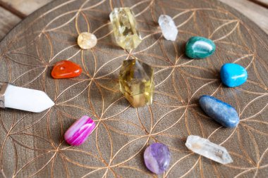 Gemstone 'un mineralleri çiçek şeması üzerinde. Reiki Kristal Ayini için Sihirli Şifa Kayası, Büyücülük, Ruhsal Ezoterik Uygulama