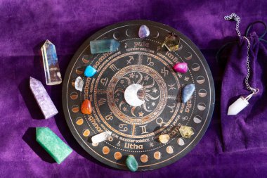 Gemstone 'lar burç işaretçileri için, mineraller de hayat çiçekleri için. Reiki Kristal Ayini için Sihirli Şifa Kayası, Büyücülük, Ruhsal Ezoterik Uygulama