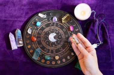 Astrolog ellerinin en iyi görüşü kaderin habercisidir. Astrolojik tahmin, mistisizm ve bilim konsepti. Astrolojik arkaplan.