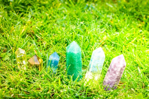 Set Chakra Stones Grass Magic Healing Rock Reiki Crystal Ritual — Stock Photo, Image