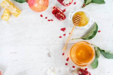 Rosh Hashana Tatili - Elmalı ve nar arkaplanlı bal beyaz masa arkaplanı fotokopi alanı ile