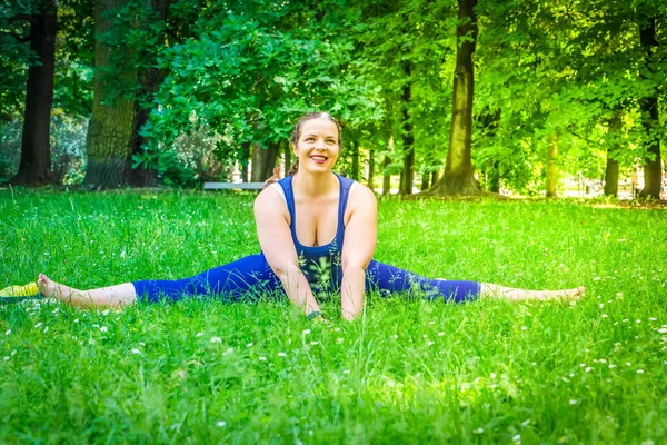Woman Sports Exercise Stretching Weight Loss Fresh Air Happy Curvy — Zdjęcie stockowe
