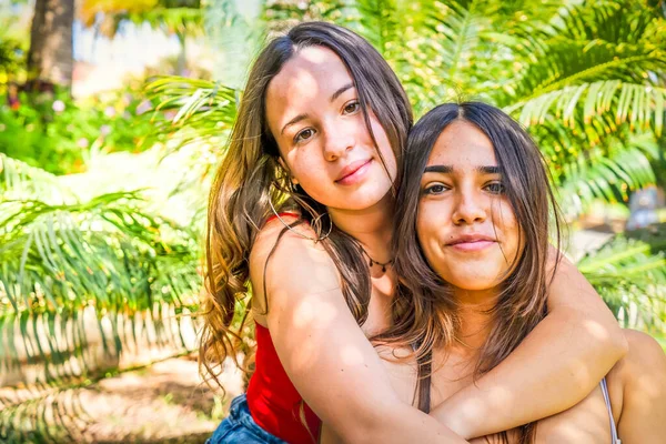 Két Boldog Tinédzser Lány Ölelgeti Egymást Barátjuhok Fiatalok Koncepciója Nyári — Stock Fotó