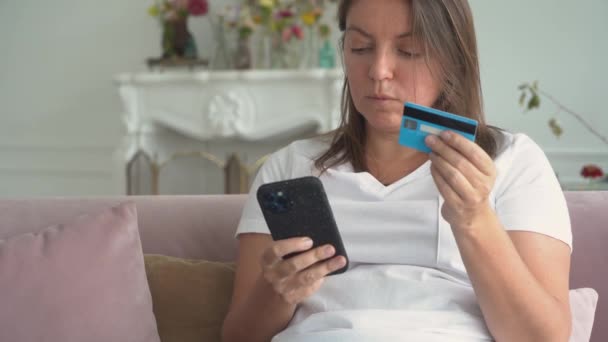 Woman Shopping Phone Using Plastic Card — 图库视频影像