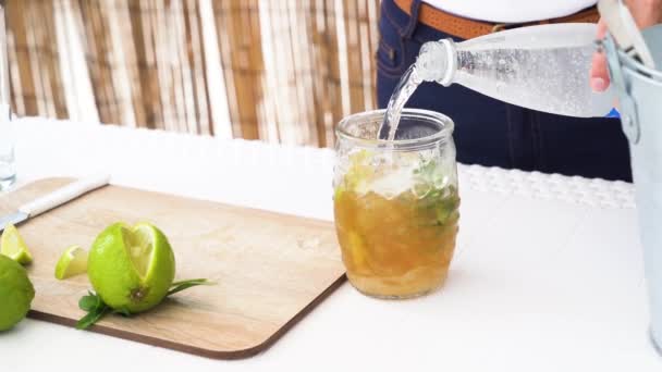 Cropped Shot Bartender Making Delicious Fresh Cocktail Lime Juice Bar — ストック動画
