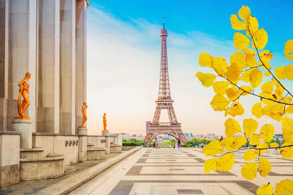 巴黎埃菲尔铁塔和Trocadero广场日落时位于法国巴黎 埃菲尔铁塔是秋天巴黎最具标志性的地标之一 — 图库照片