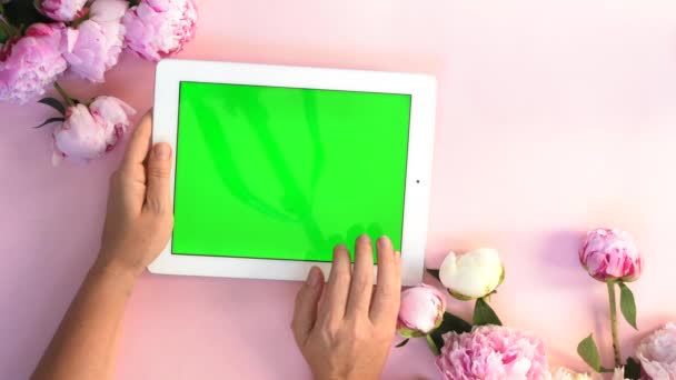 Ruční Použití Moderní Tablet Stylovým Stolní Stůl Pozadí Zelená Obrazovka — Stock video