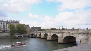 Pont Neuf ve Seine Nehri güneşli tur teknesi ile yaz günbatımı, Paris, Fransa, tonda