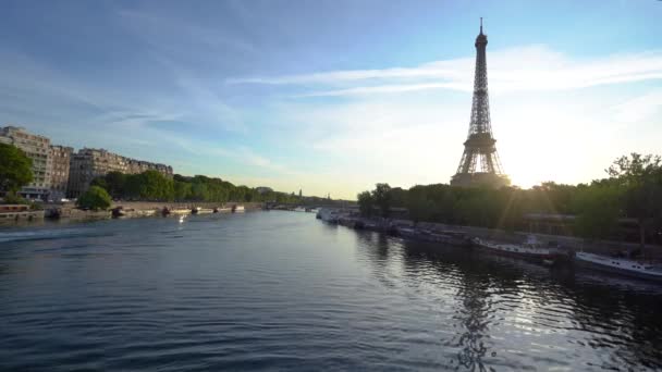 Párizs Eiffel Torony Tükröződik Szajna Folyóban Napkeltekor Párizsban Franciaországban Eiffel — Stock videók