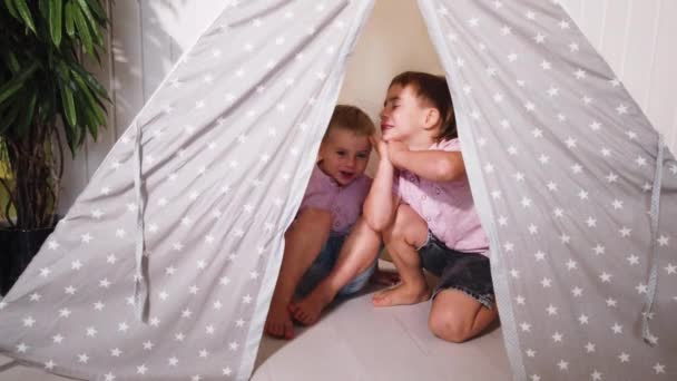 Çocuklar Evdeki Odada Oynuyorlar Kulübede Iki Şirin Çocuk — Stok video
