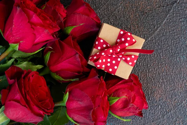 Vermelho Carmesim Rosa Flores Buquê Com Caixa Presente Fundo Dia — Fotografia de Stock