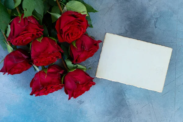 Karmínově Červené Růže Kytice Epmty Auto Pro Text Valentines Den — Stock fotografie