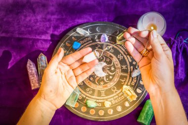 Astrolog ellerinin en iyi görüşü kaderin habercisidir. Astrolojik tahmin, mistisizm ve bilim konsepti. Astrolojik arkaplan.