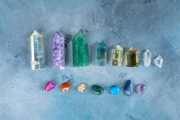 Pietre Preziose Minerali Obelischi Fila Sfondo Grigio Magic Healing Rock — Foto Stock
