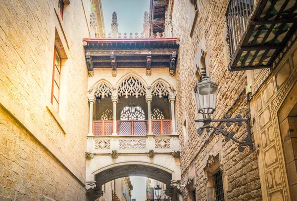 Famoso Ponte Medievale Tra Edifici Nel Quartiere Barrio Gotico Barcellona — Foto Stock