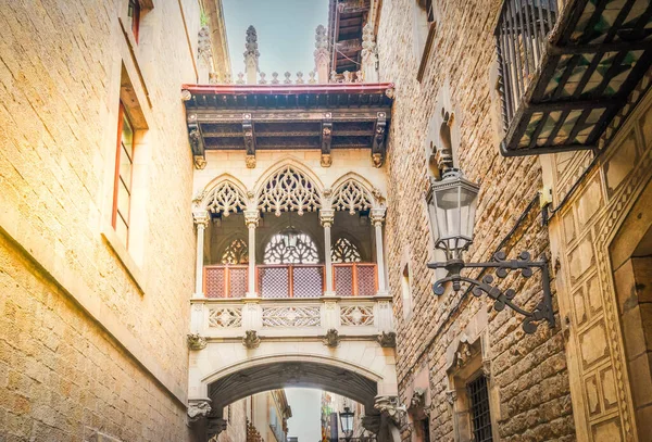 Célèbre Pont Madieval Entre Les Bâtiments Dans Quartier Gotique Barrio — Photo