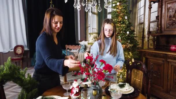 Mère Fille Préparent Une Table Fête Pour Veille Noël — Video