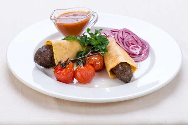 Plato con dos chuletas fritas —  Fotos de Stock