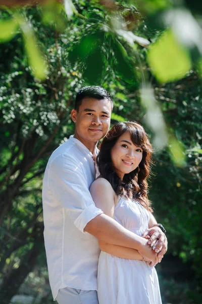 Parktaki Beyaz Elbiseli Asyalı Bir Çiftin Güzel Portresi Kadını Arkadan — Stok fotoğraf