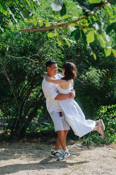 Homem Asiático Segurando Sua Mulher Nas Mãos Girando Arbusto Parque — Fotografia de Stock