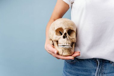 Kafatası çatlamış bir adam. Cadılar Bayramı konsepti Mavi arka planda. Yüzü yok.