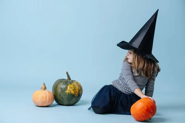Strega Sta Giocando Con Zucche Seduta Sul Pavimento Vestita Halloween — Foto Stock