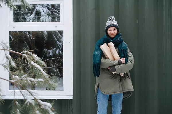 Мила Жінка Сніжному Зимовому Одязі Тримає Колоди Руках Вона Носить — стокове фото