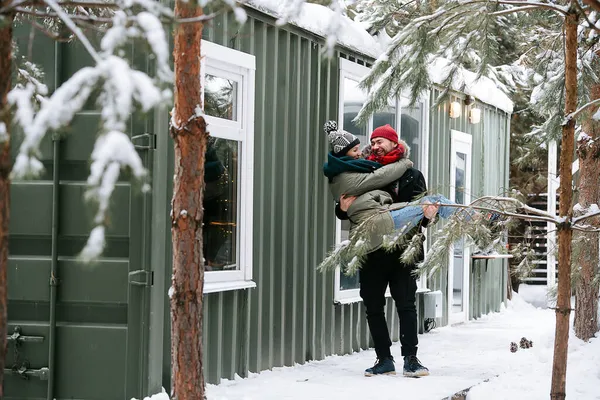Любляча Пара Відкритому Повітрі Взимку Чоловік Тримає Свою Жінку Руках — стокове фото