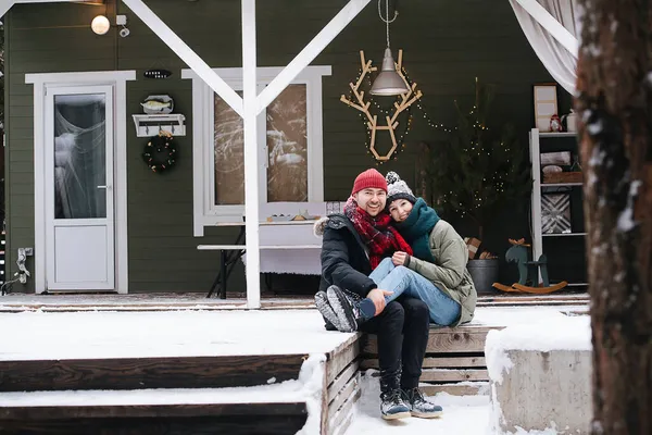 Подружжя Середнього Віку Сидить Сніговій Терасі Перед Будинком Позує Фото — стокове фото