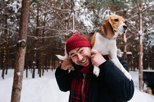 Uomo Sorridente Che Gioca Con Cane Lei Sdraiata Sulle Sue — Foto Stock