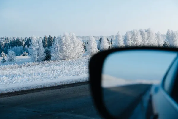 Impressionante Paisagem Inverno Pela Estrada Tomada Carro Árvores Geladas Erva — Fotografia de Stock