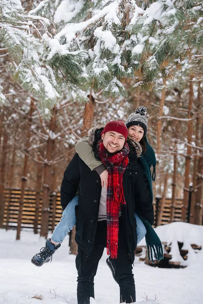 Портрет Щасливої Пари Жінка Їде Спину Чоловіка Обидва Посміхаються Взимку — стокове фото