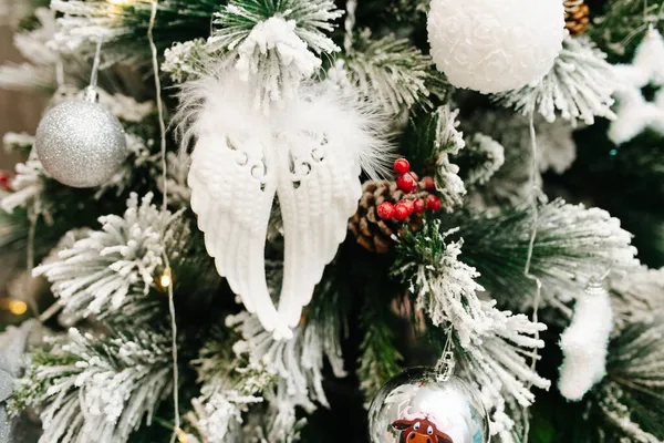 Detailní Záběr Zdobené Kuličkami Kornouty Umělé Vánoční Stromeček Bělenými Konci — Stock fotografie