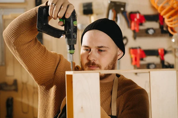 Charpentier Occupé Dans Une Casquette Montre Travaillant Dans Grand Atelier — Photo