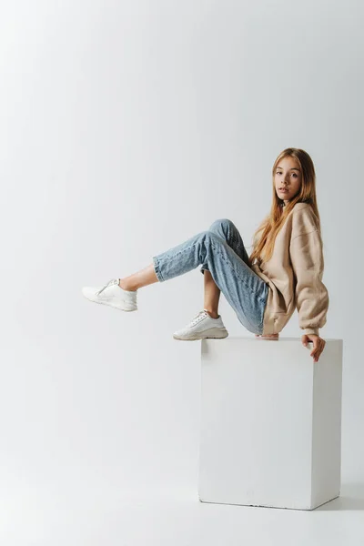 Posando Para Una Adolescente Foto Sosteniéndose Cubo Blanco Estudio Sobre —  Fotos de Stock