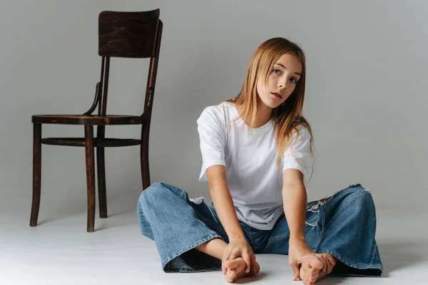 Eksantrik Bir Genç Kız Yerde Çıplak Ayaklarıyla Oturuyor Portre Kameraya — Stok fotoğraf