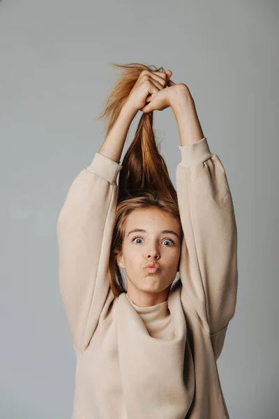 Graciosa Adolescente Con Muecas Levantándose Pelo Mirando Cámara Haciendo Labios — Foto de Stock