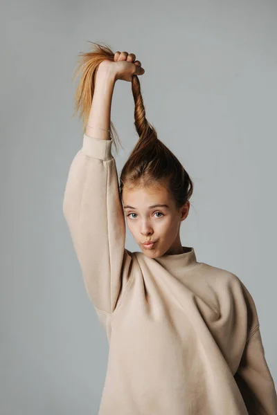 Komik Suratsız Genç Kız Saçını Topladı Dudaklarını Öptü Kameraya Bakıyorum — Stok fotoğraf