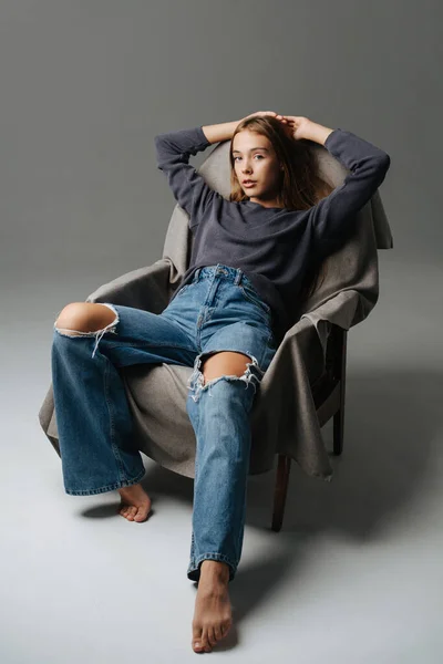 Chica Adolescente Relajada Sentada Sillón Con Las Manos Sobre Cabeza — Foto de Stock