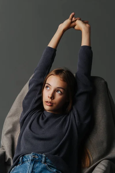 Alongamento Uma Menina Adolescente Poltrona Mãos Sobre Cabeça Retrato Vestindo — Fotografia de Stock