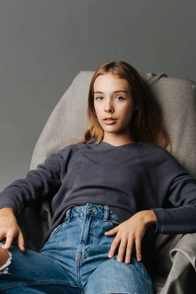 Devolvi Adolescente Sentada Numa Poltrona Retrato Olhar Para Câmara Vestindo — Fotografia de Stock