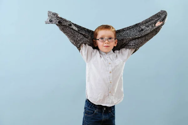 Милий Маленький Імбирний Хлопчик Окулярах Грає Своїм Язаним Кардиганом Піднімаючи — стокове фото