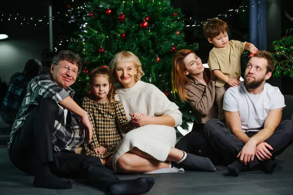 Niecentryczny Widok Wielkiej Rodziny Pozującej Świątecznego Zdjęcia Dzieci Rodzice Dziadkowie — Zdjęcie stockowe