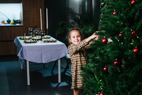 Frech Stolzes Kleines Mädchen Das Einen Weihnachtsbaum Mit Roten Glänzenden — Stockfoto