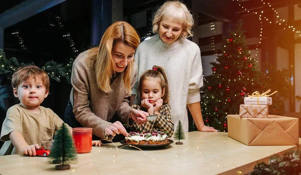 Glückliche Familie Beim Dekorieren Eines Weihnachtskuchens Lit Mit Einer Gelben — Stockfoto