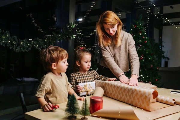 Mutter Bringt Kindern Bei Wie Man Ein Geschenk Einwickelt Sie — Stockfoto