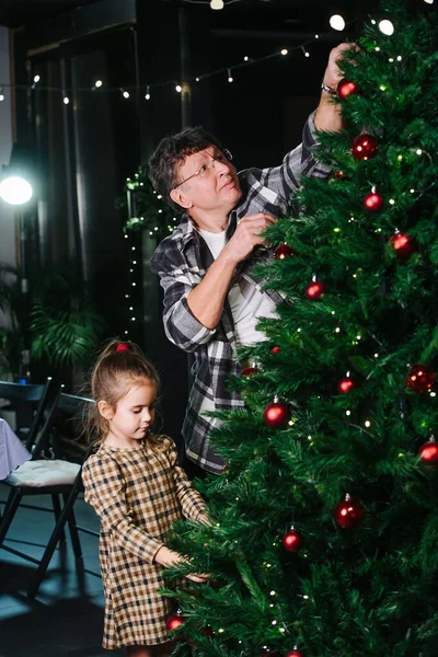 Reifer Mann Und Kleines Mädchen Schmücken Einen Weihnachtsbaum Mit Roten — Stockfoto